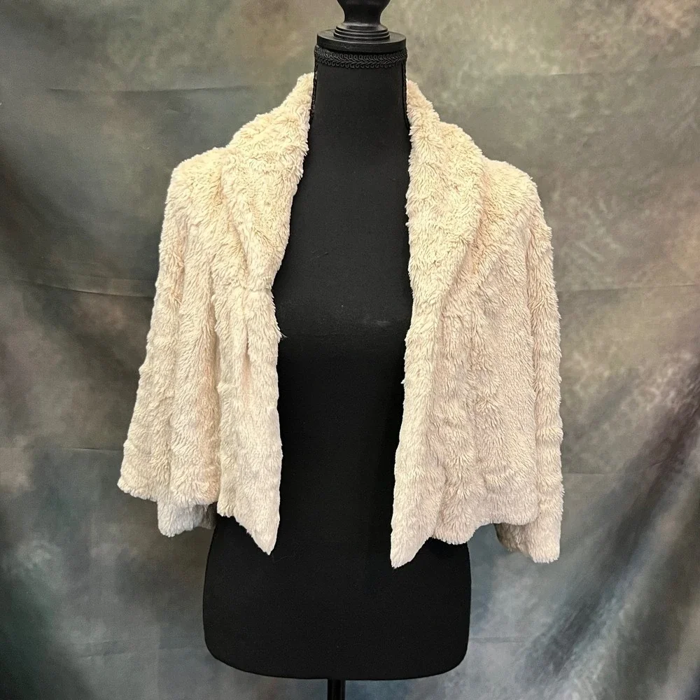 CAbi‎ Alpine Shrug Cream Fuzzy Cropped Jacket Shawl Collar 3/4 Sleeve Size Small